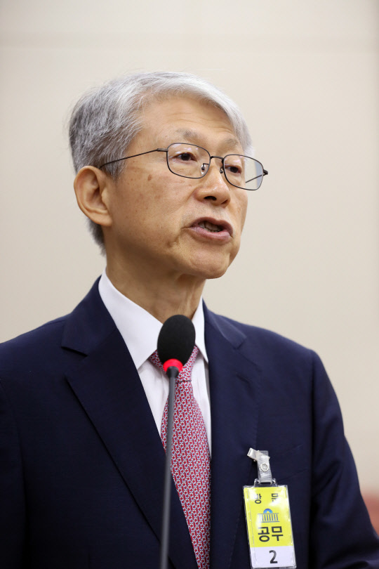 최기영 과학기술정보통신부 장관 후보자가 2일 오전 서울 여의도 국회 과학기술정보방송통신위원회에서 열린 인사청문회에서 발언하고 있다. 연합뉴스